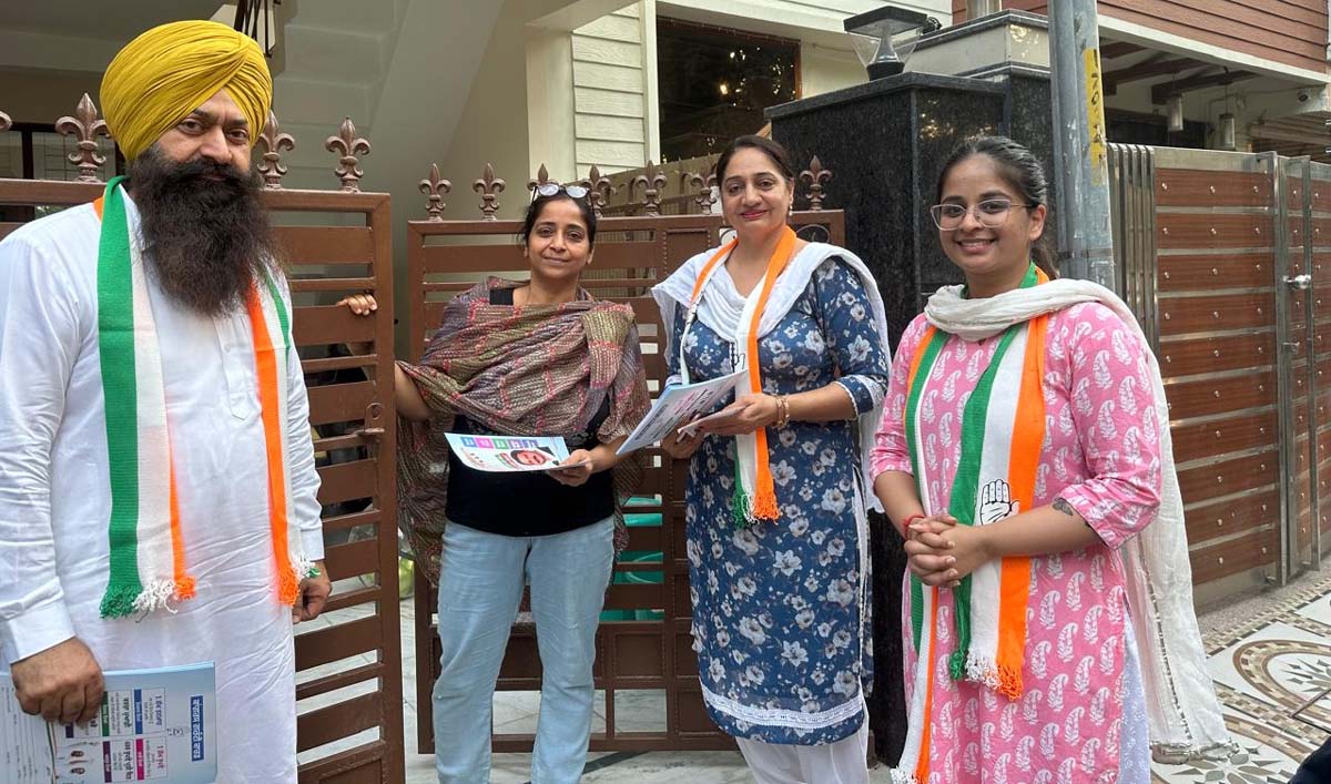 Vijayinder Singla's daughter campaigning from house to house